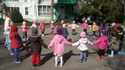 Қазақтың ұлттық ойыны асық ату    ортаңғы "Подсолнух" тобының балабары мен тәрбиешісі Ходжахметова К.К