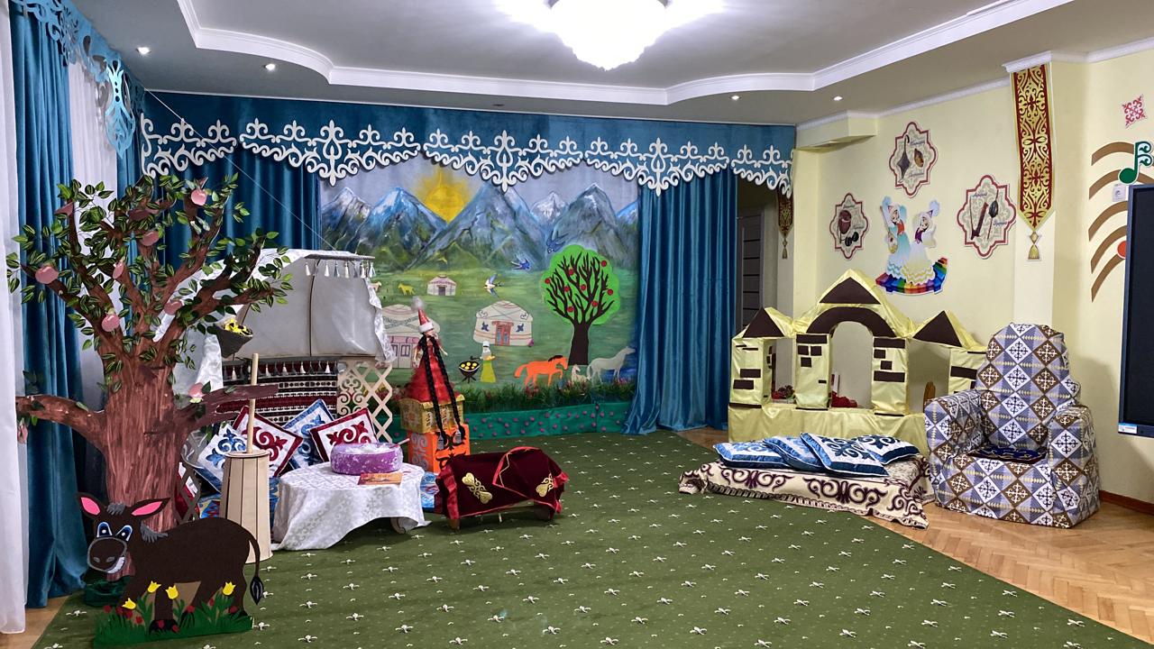Театр қойылымы,"Қарлығаштың құйрығы неге айыр"